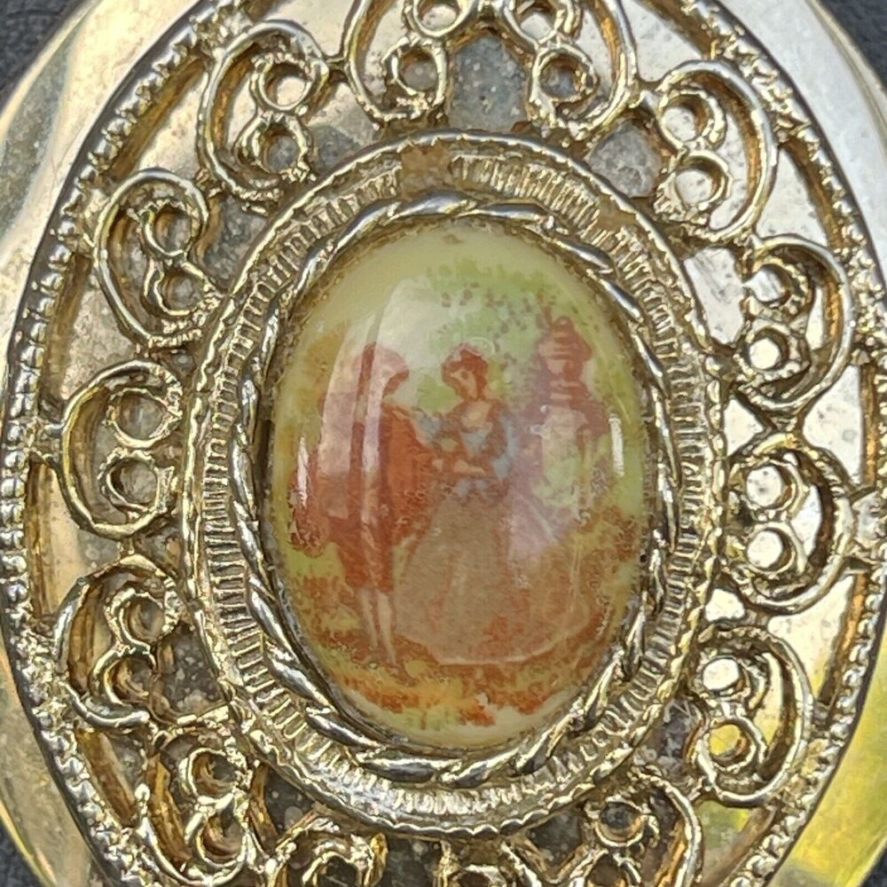 Vintage Courting Love Couple Cameo Gold Tone Hinged Oval Picture Locket Necklace - Picture 3 of 5